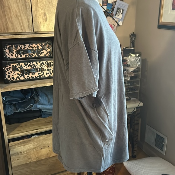 Fruit of the Loom Platinum Gray V-Neck Shirt - XL - Picture 2 of 4